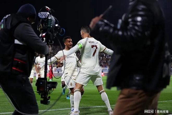 爱游戏 -关于赛地聚焦：荷甲赛后热度飙升，俄克拉荷马雷霆更衣室发声，底气十足，球队文化再被提及的信息